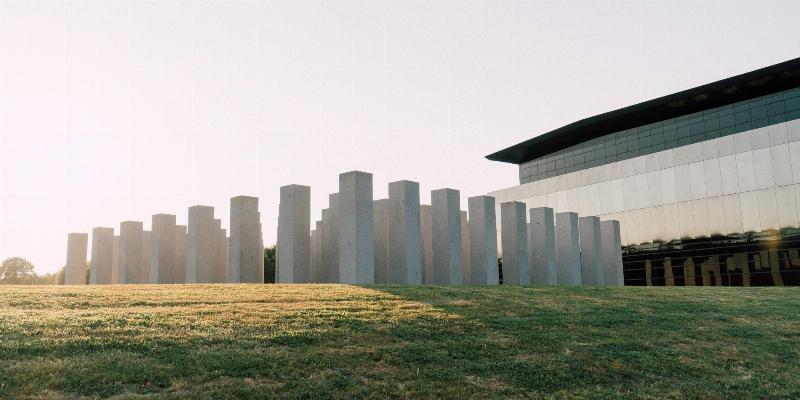 Sculpture granit abstraite contemporaine exposée dans une galerie d'art moderne